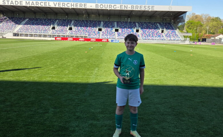 Simon, U11 à Attignat, remporte le challenge du jeune footballeur